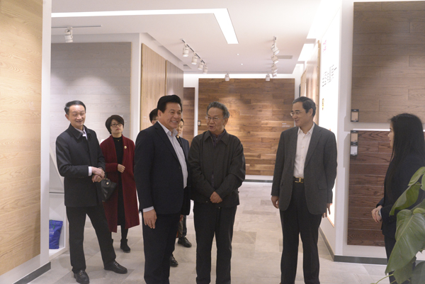 張恩玖主席陪同院士參觀公司展廳（照片） (2).jpg