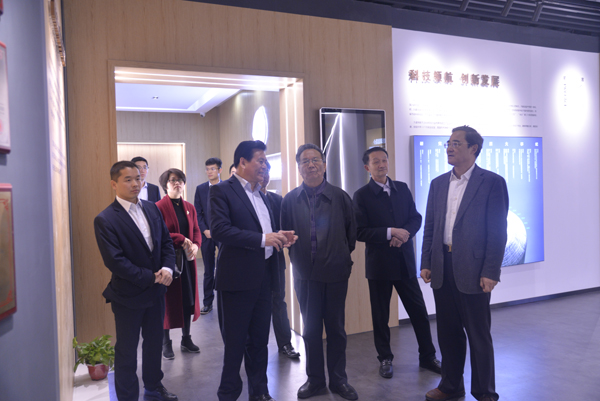 張恩玖主席陪同院士參觀研究院（照片）.JPG